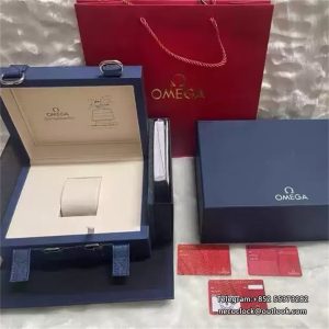 OMega Snoopy box
